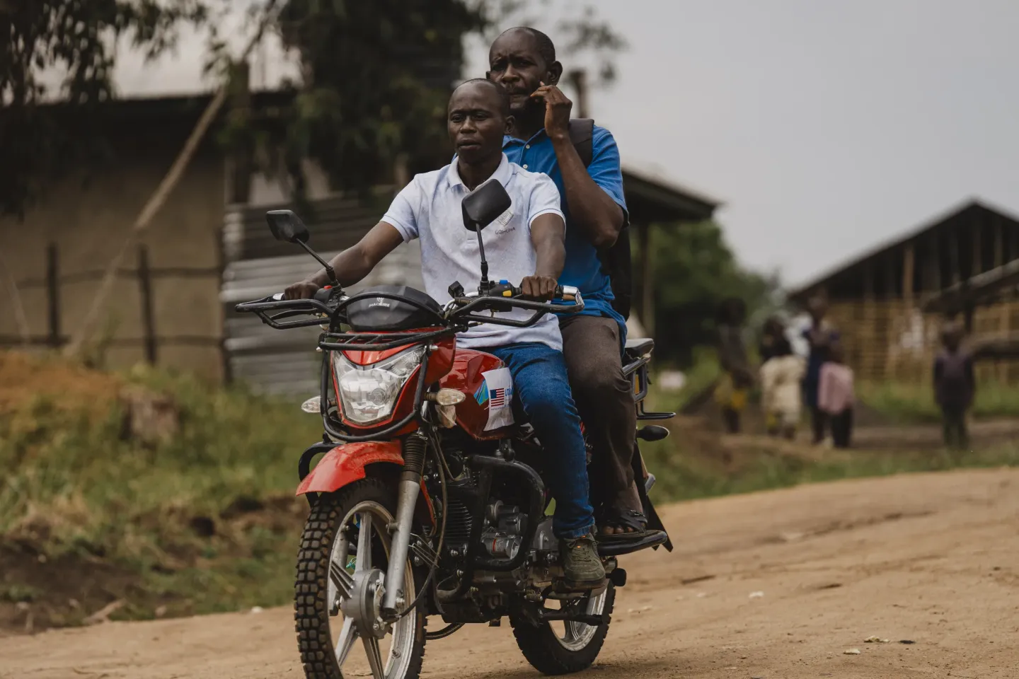 Un infirmier et un agent communautaire sur une moto pour la mobilisation 