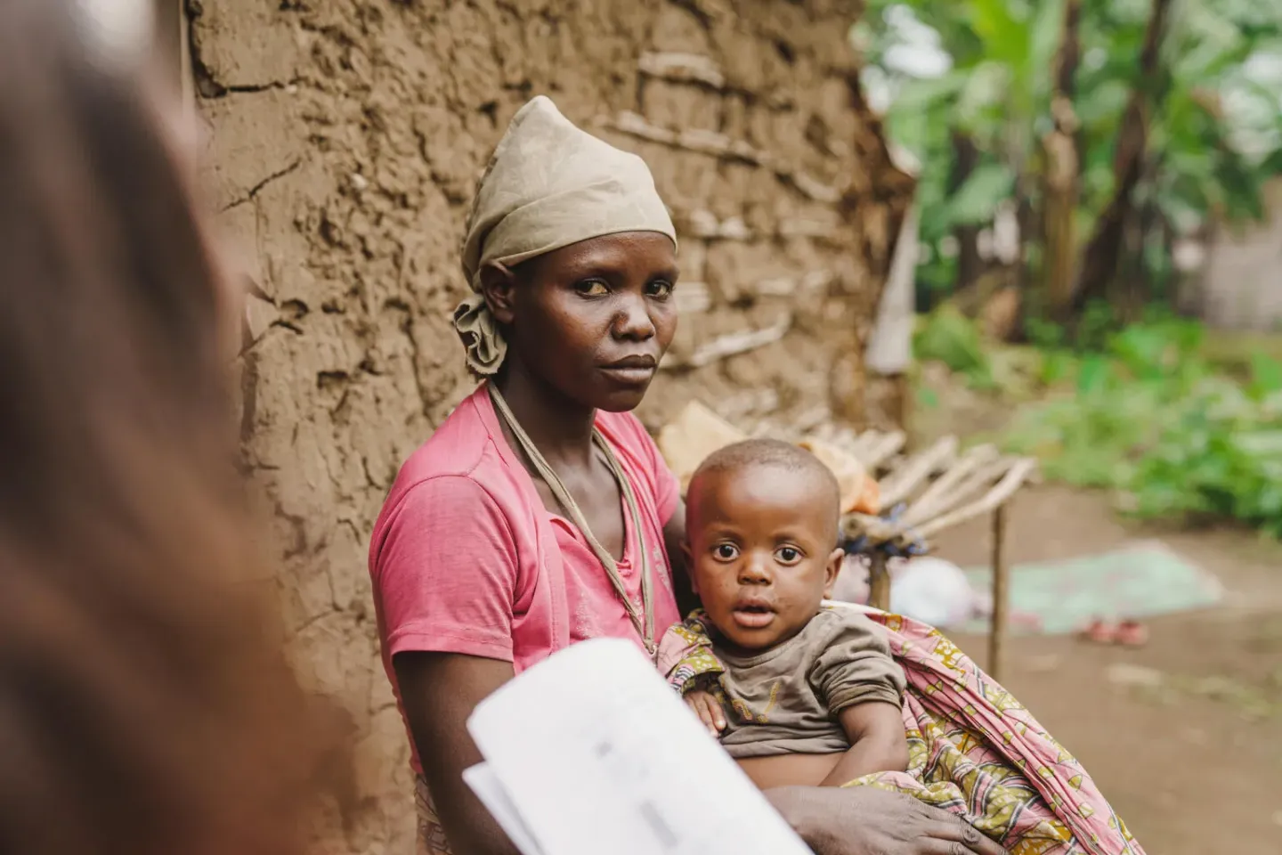 Une femme assise avec un enfant sur ses genoux