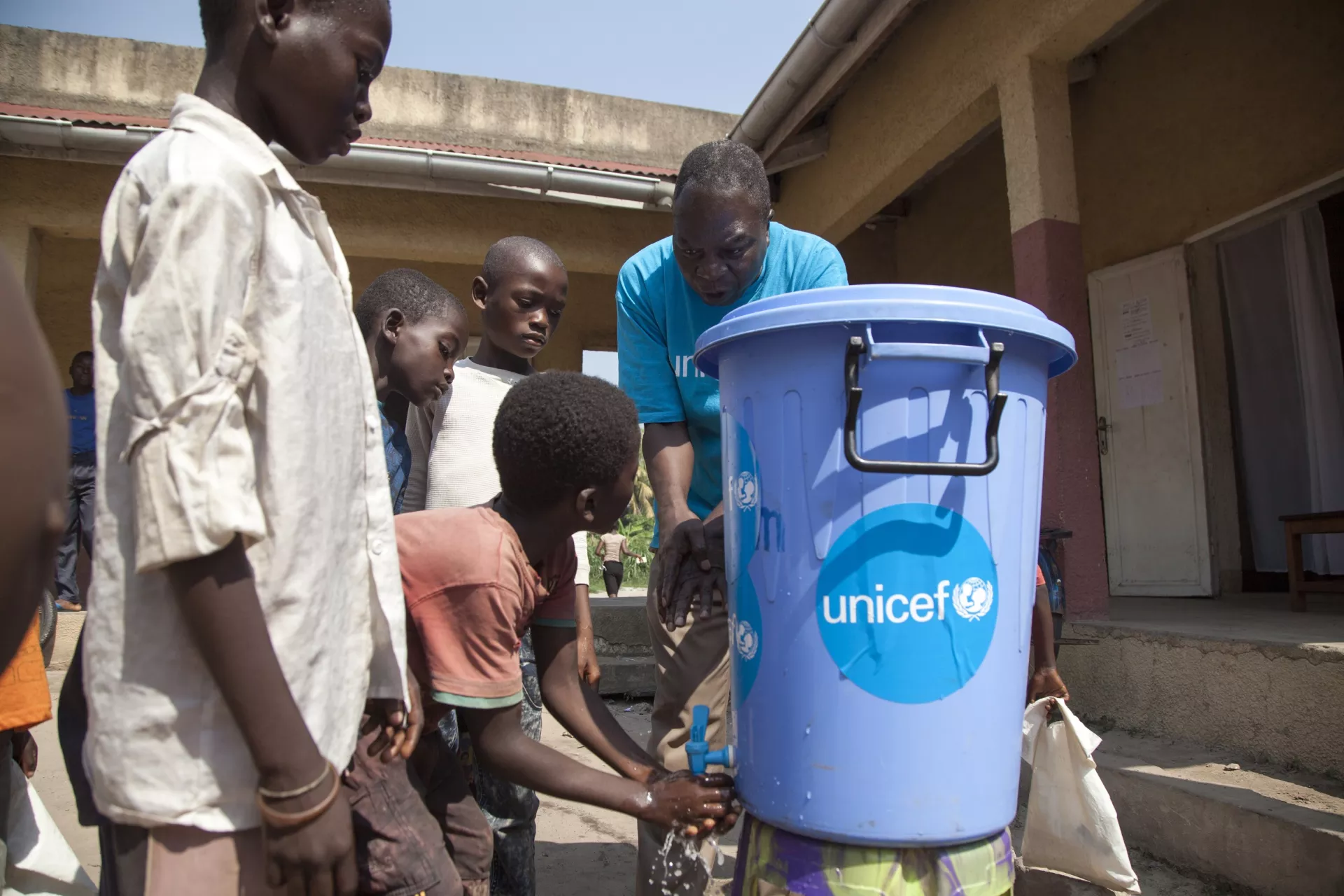 Un staff de l'UNICEF montrant comment se laver les mains
