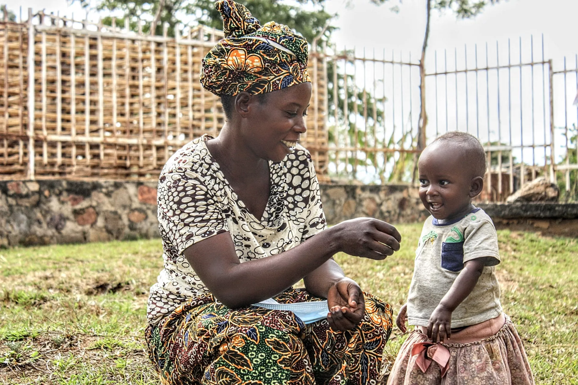 Une m&egrave;re sourit &agrave; sa petite fille