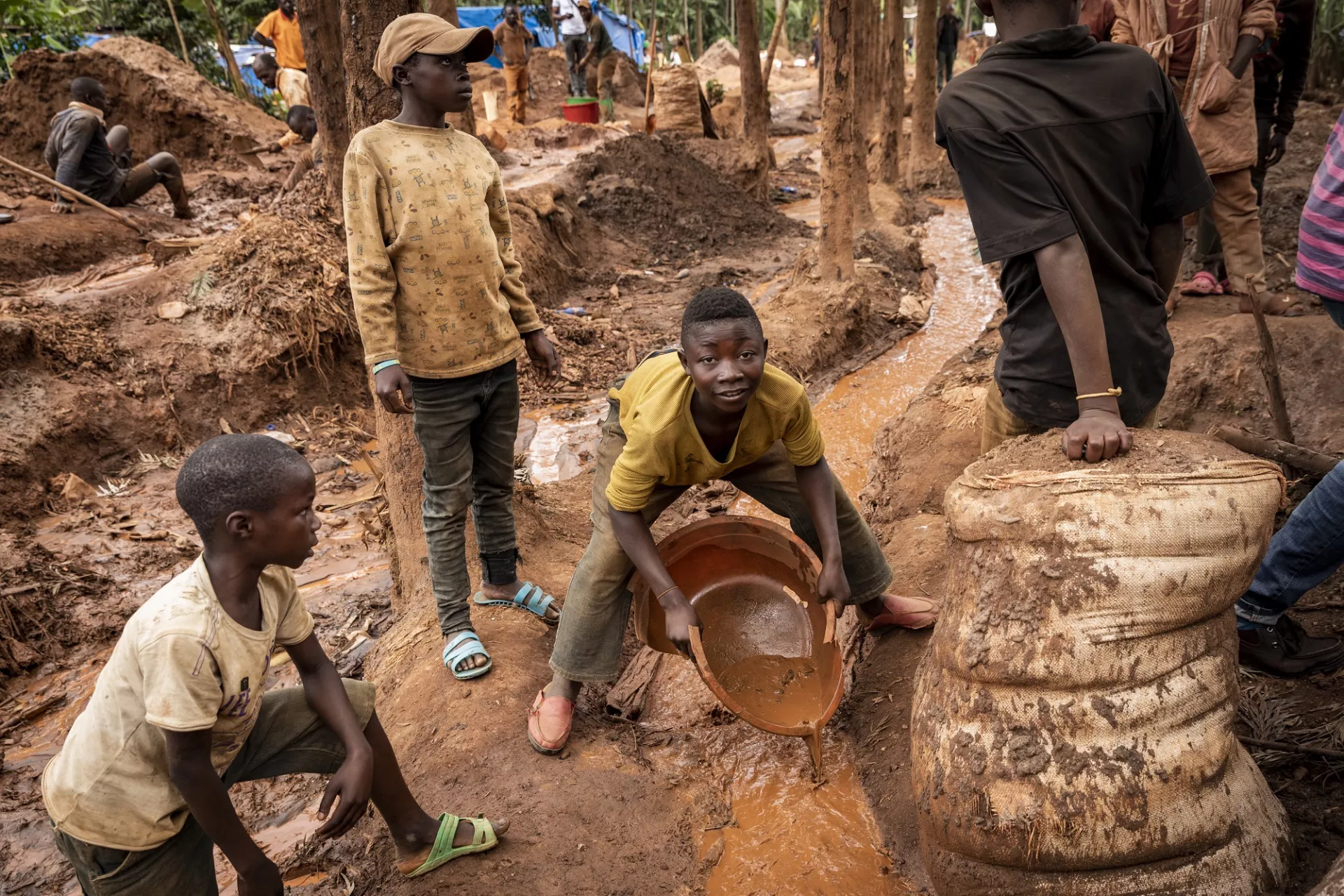 Des enfants travaillant dans une mine de Luhihi dans la province du Sud-Kivu