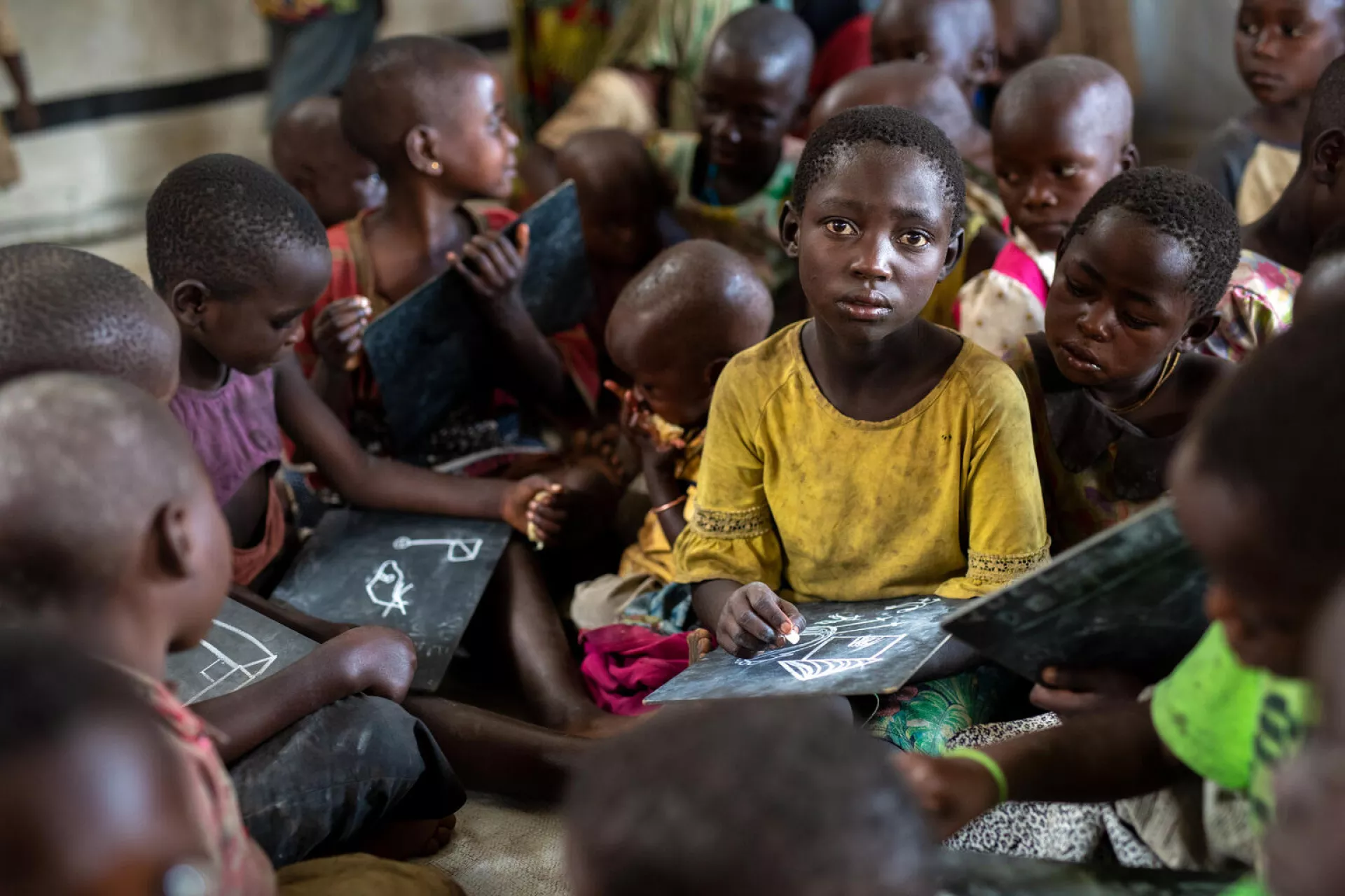 Une fille apprend &agrave; dessiner