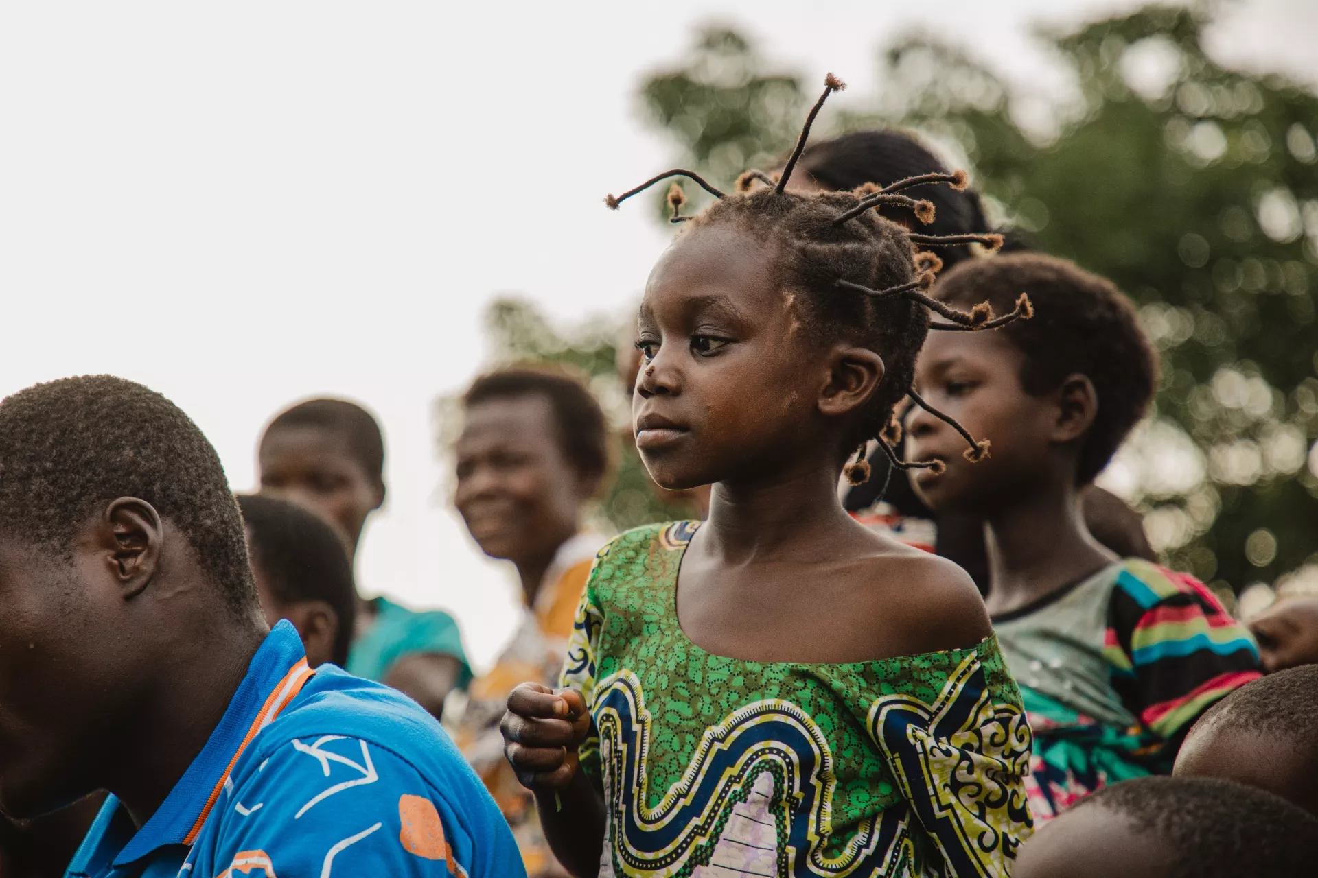 Une fille au milieu d'une foule d'enfants