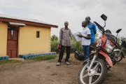 L'infirmier et l'agent communautaire entrain de sensibiliser