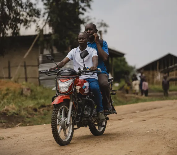 Un infirmier et un agent communautaire sur une moto pour la mobilisation 