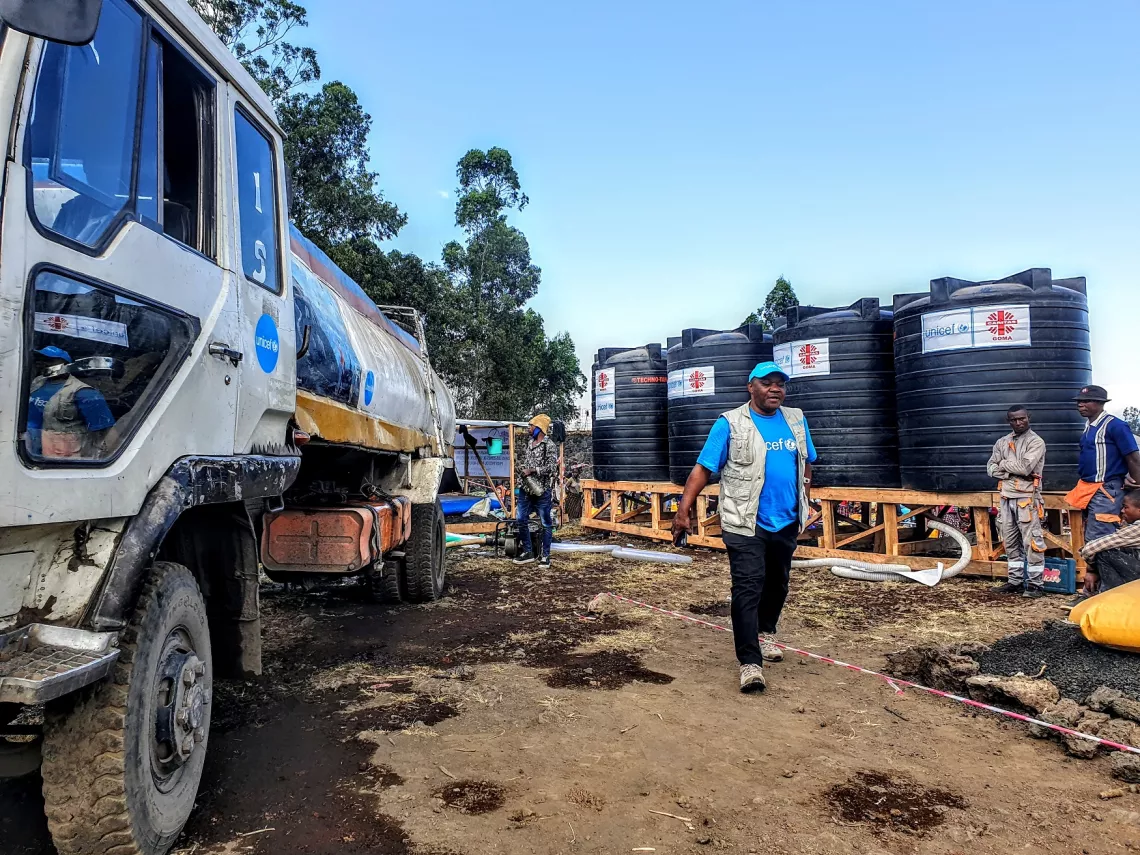 Un point d'eau install&eacute; par l'UNICEF et approvisionn&eacute; par camion