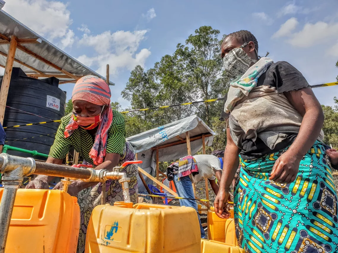 Des femmes s'approvisionnant &agrave; un point d'eau install&eacute; par l'UNICEF