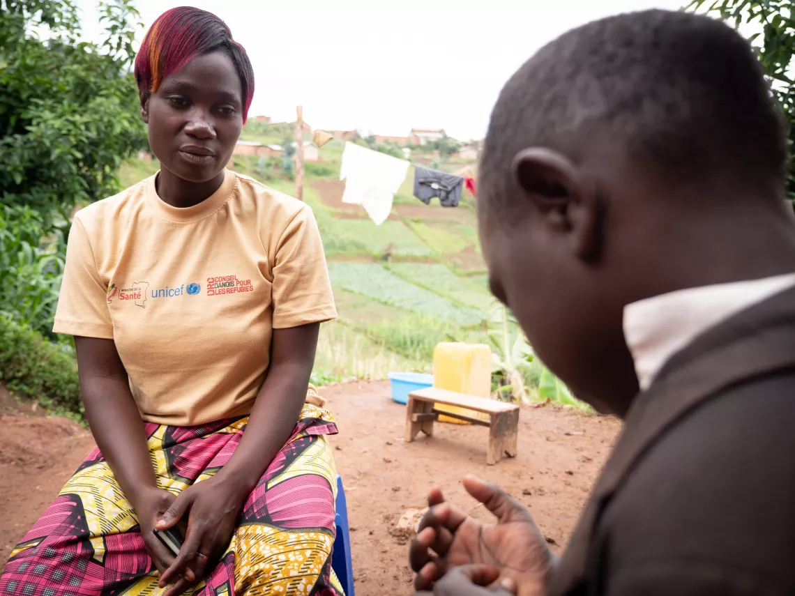 Une assistante psychosociale form&eacute;e par l&rsquo;UNICEF soutient les victimes d'Ebola &agrave; l'est de la RDC.