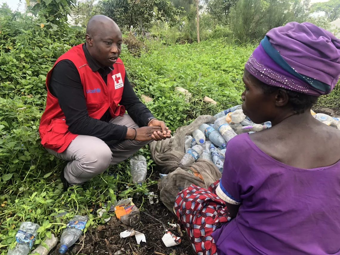 Depuis le d&eacute;but de l&rsquo;ann&eacute;e, les &eacute;quipes de la Croix-Rouge soutenues par l&rsquo;UNICEF ont sensibilis&eacute; plus de 6.000 m&eacute;nages et 413 leaders religieux se sont engag&eacute;s dans la lutte.