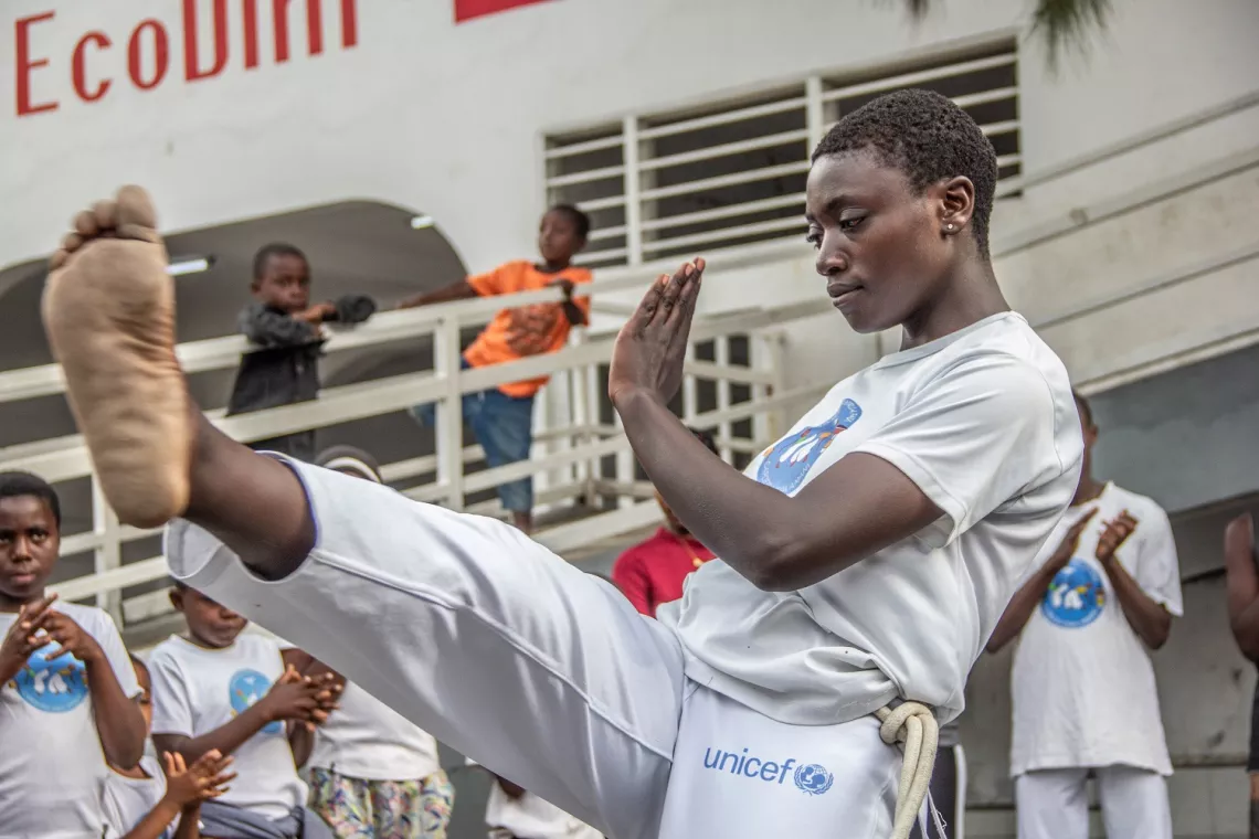 Une adolescente qui pratique la capoeira