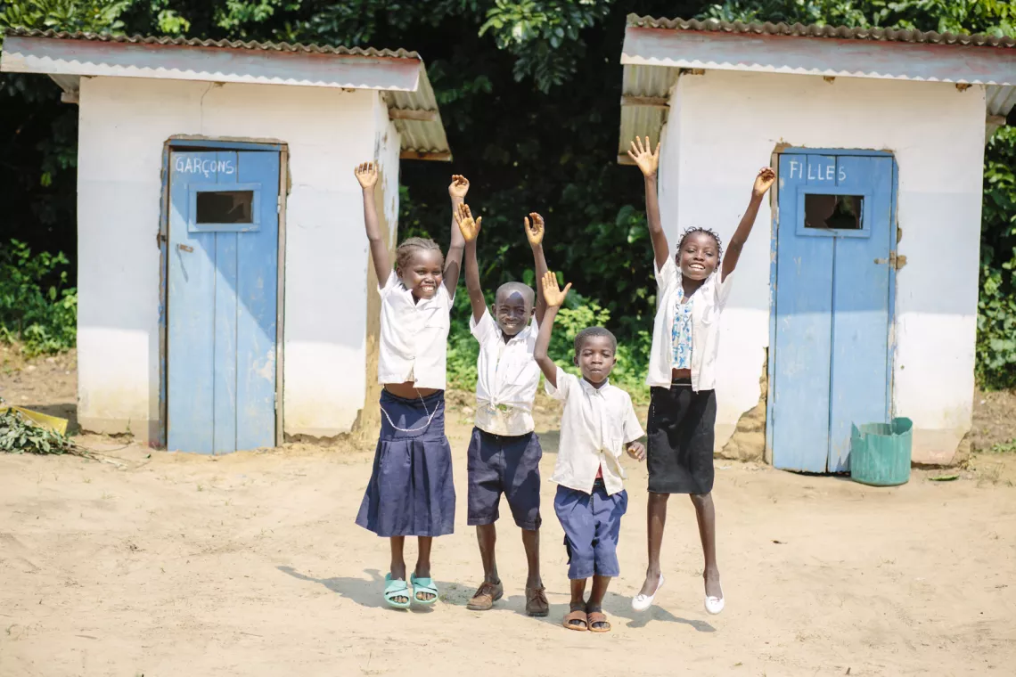 Un groupe d'enfants devant leurs nouvelles latrines