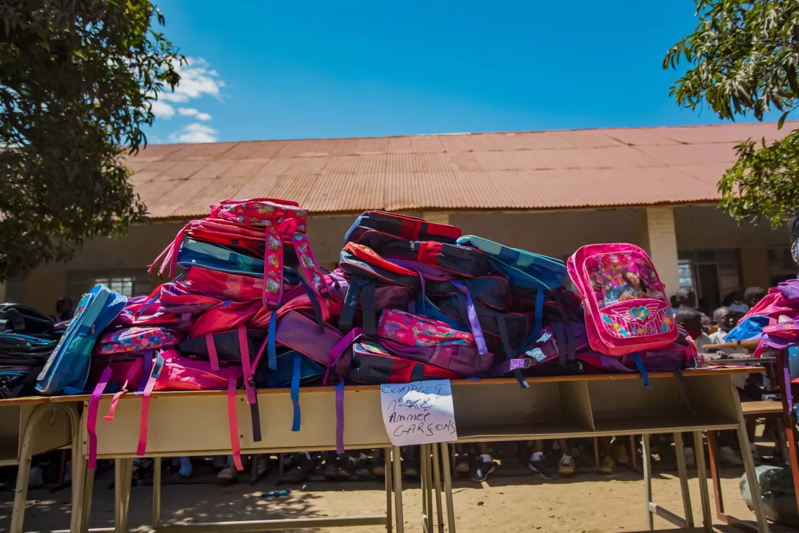Des sacs &agrave; dos sur une table