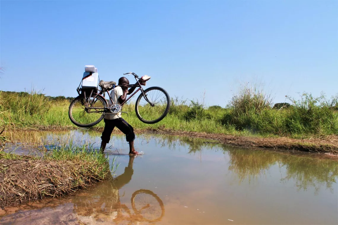 Un relais communautaire traverse un cours d'eau
