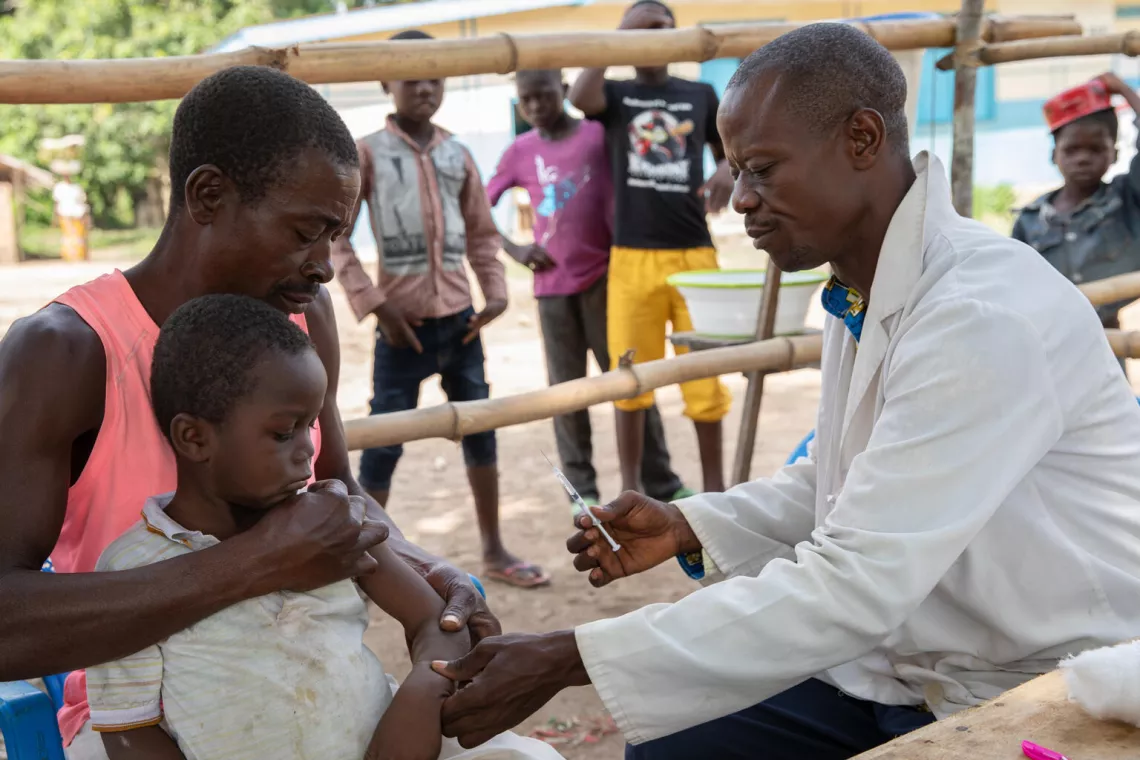Un enfant se fait vacciner.
