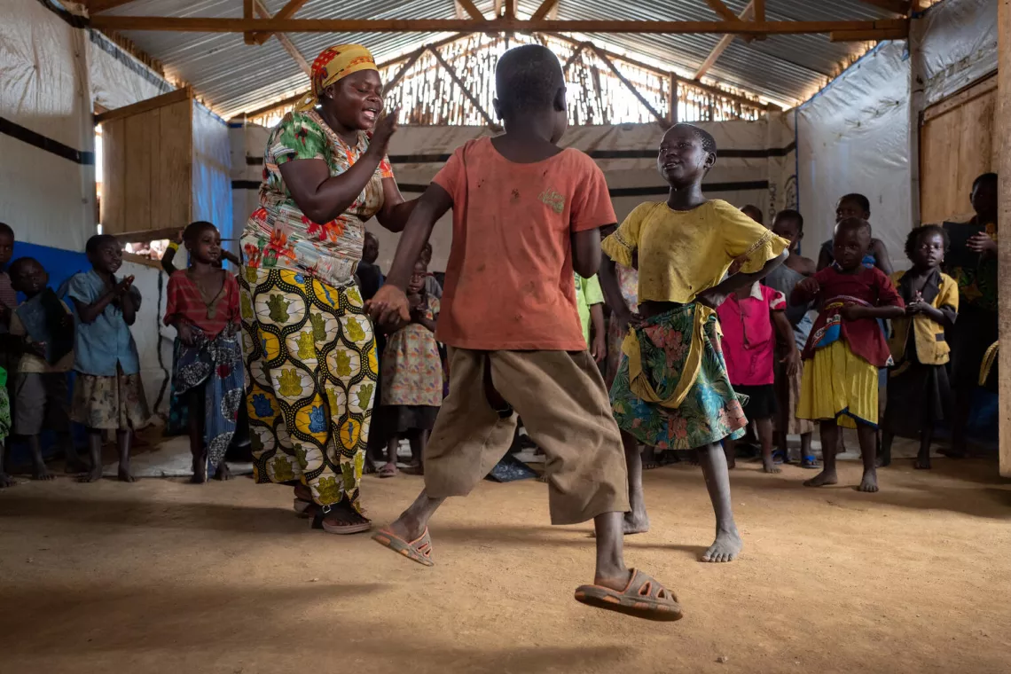  Des enfants s'amusent dans un camp