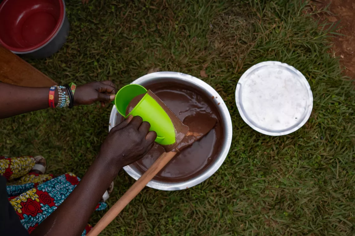 Une casserole et un globelet durant une d&eacute;monstration culinaire