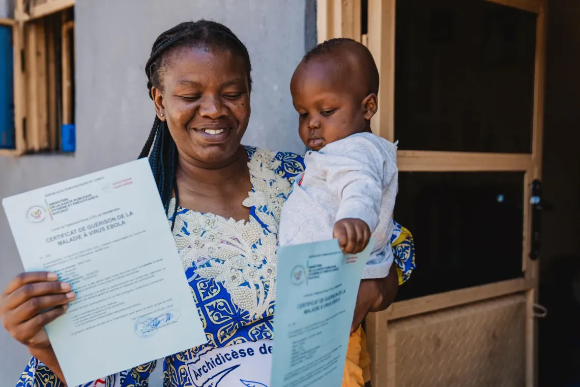 Une m&egrave;re tenant son fils dans les bras, ainsi que deux certificats