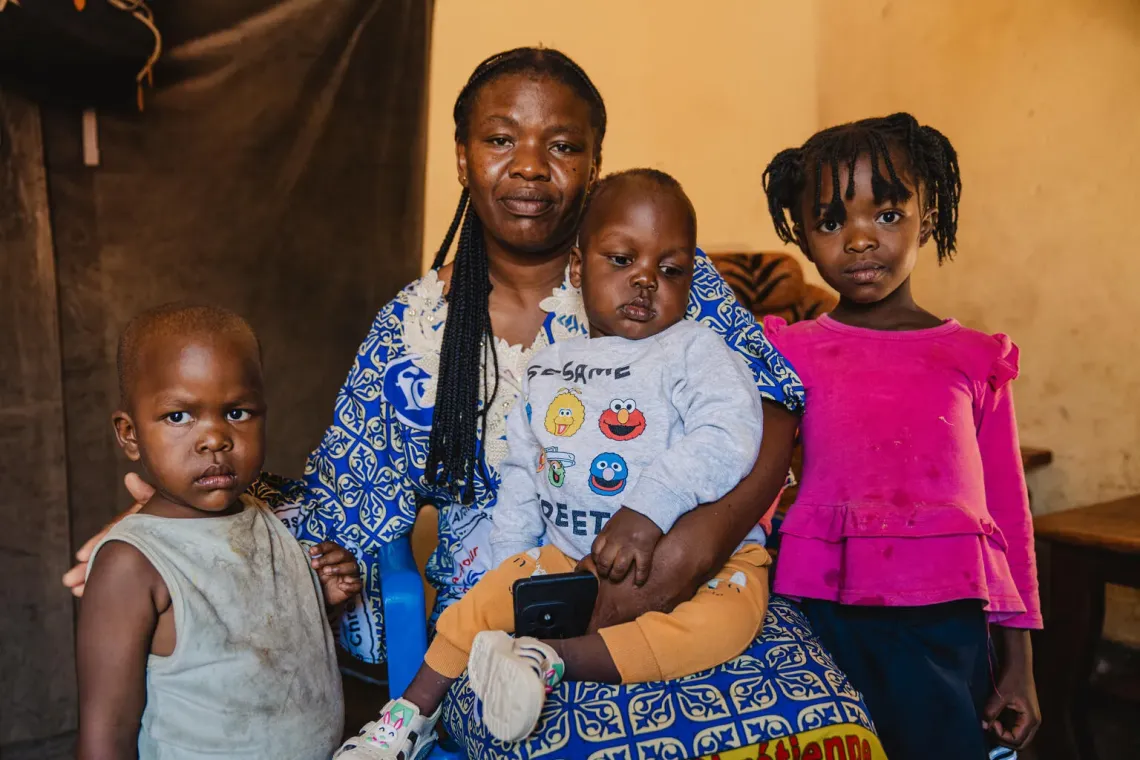 Une m&egrave;re entour&eacute;e d'enfants