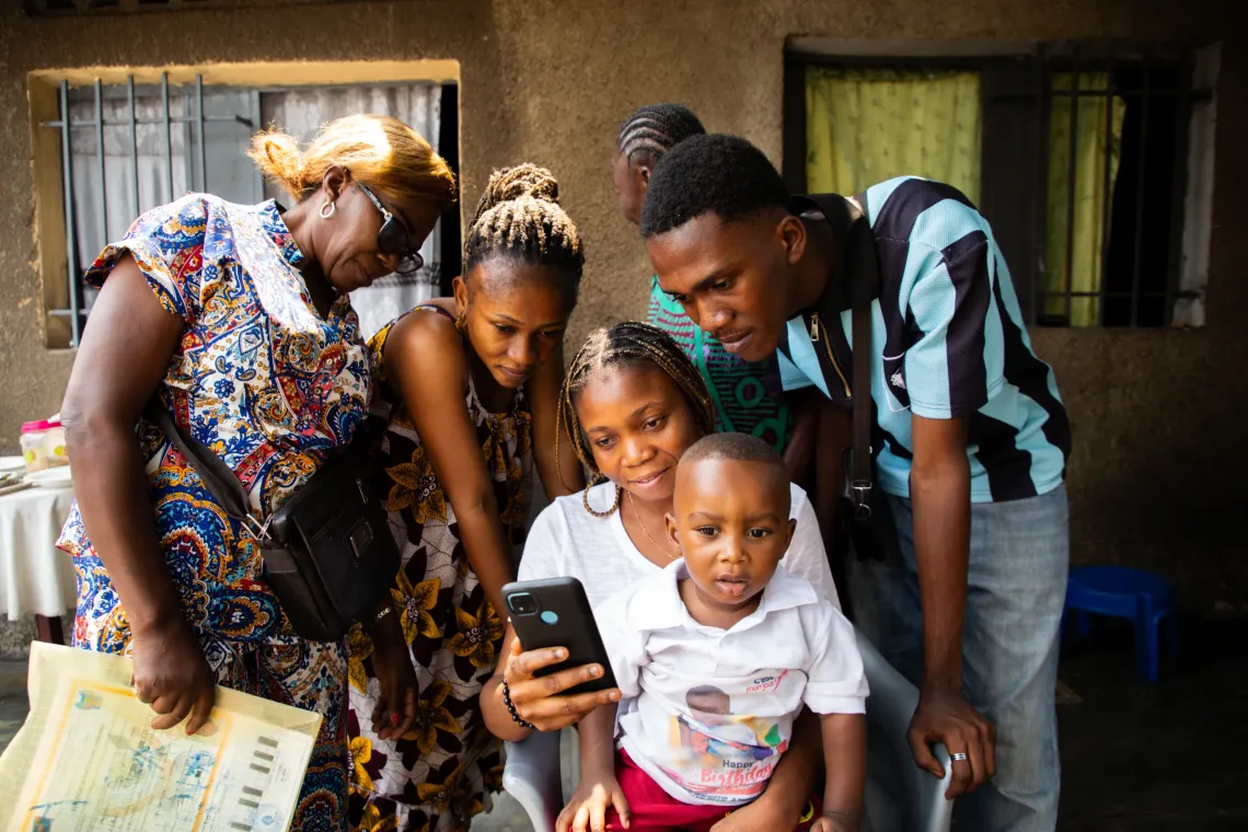La famille regarde la s&eacute;rie via le t&eacute;l&eacute;phone
