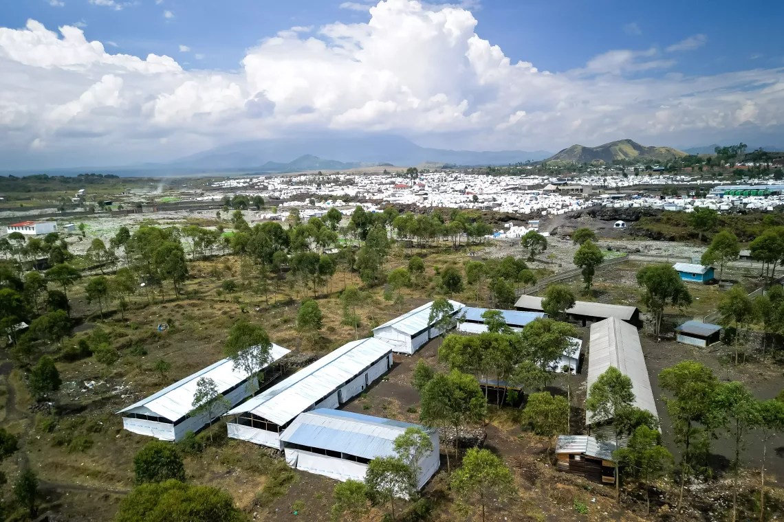 Vue a&eacute;rienne des espaces temporaires d'apprentissage install&eacute;s par l'UNICEF &agrave; proximit&eacute; des abris en b&acirc;ches