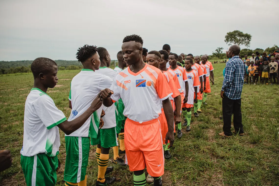 Les joueurs de deux &eacute;quipes de football se saluent