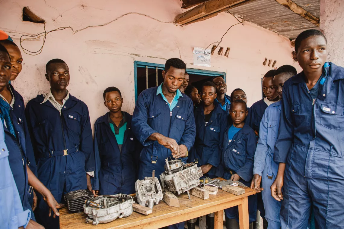 Un groupe de jeunes apprentis en m&eacute;canique