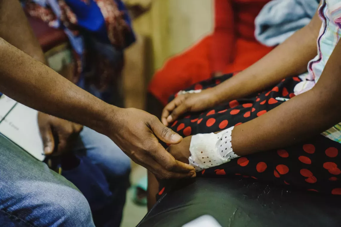 Bandage sur l'avant bras d'une jeune fille