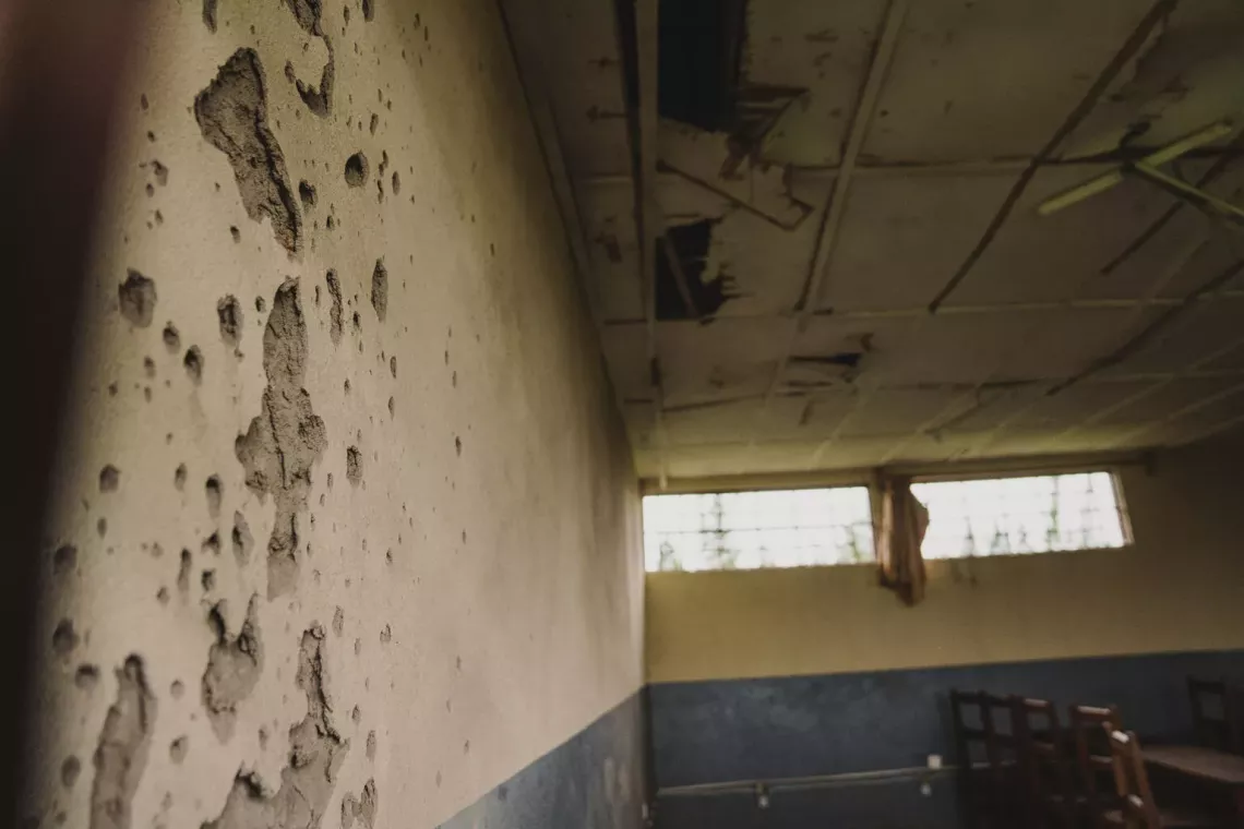 Impacts sur le mur d'une salle de classe