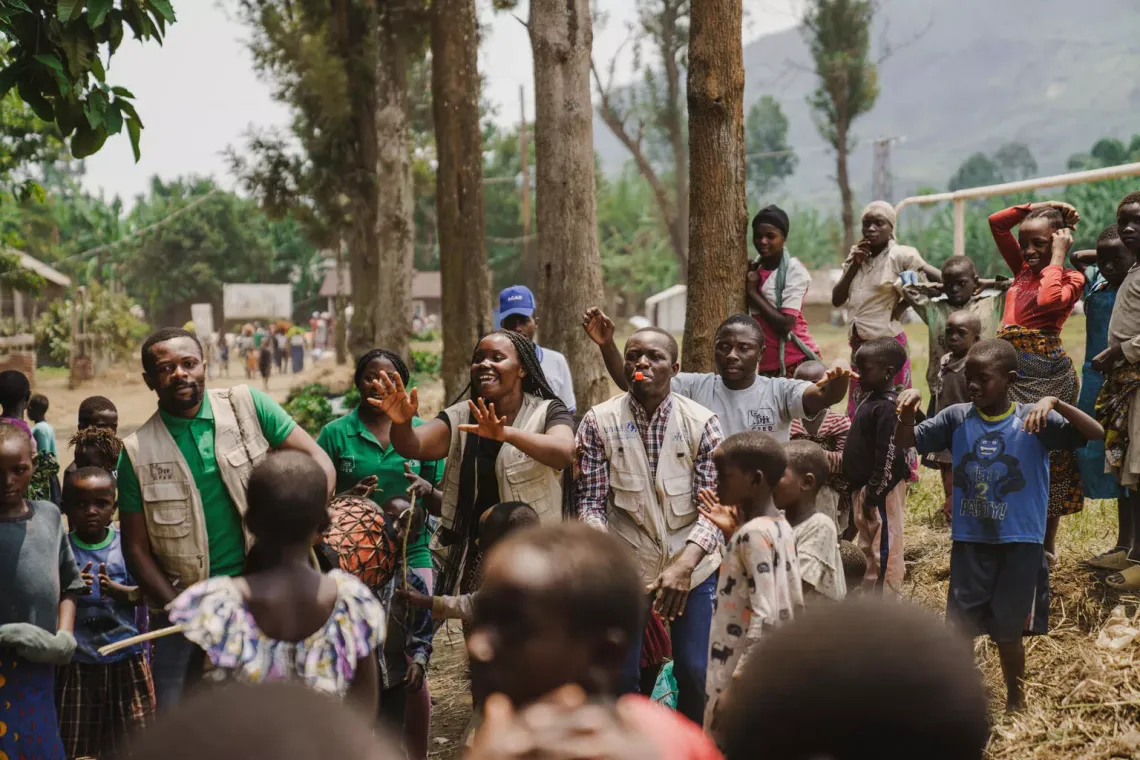 Un groupe d'enfants autour de deux adultes