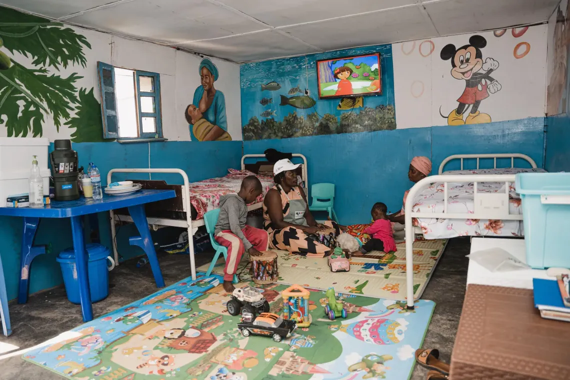 Des enfants jouent &agrave; l'int&eacute;rieur d'une cr&egrave;che install&eacute;e &agrave; c&ocirc;t&eacute; d'un centre de traitement mpox
