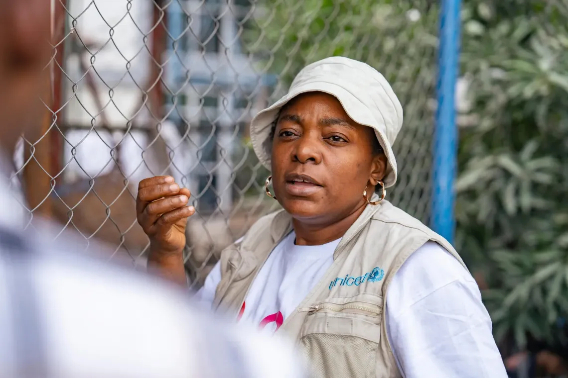 Une coll&egrave;gue de l'UNICEF devant une zone de traitement de d&eacute;chets