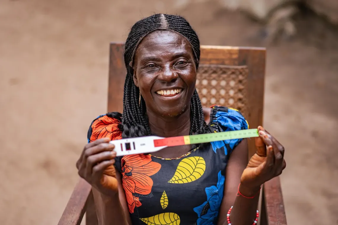 Une femme tenant un ruban gradu&eacute;