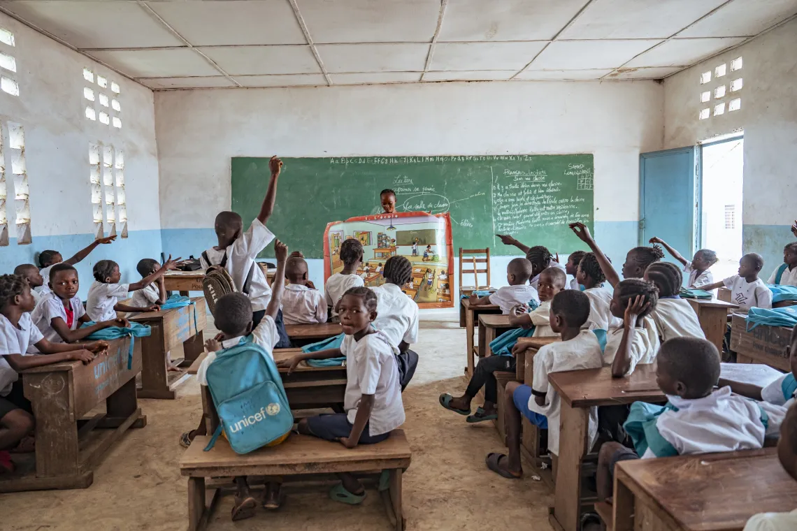 Des &eacute;l&egrave;ves interagissent avec leur enseignante dans une salle de classe