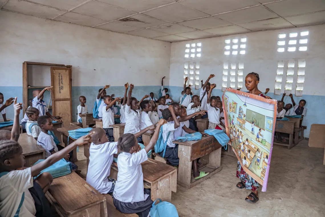 Des &eacute;l&egrave;ves interagissent avec leur enseignante dans une salle de classe