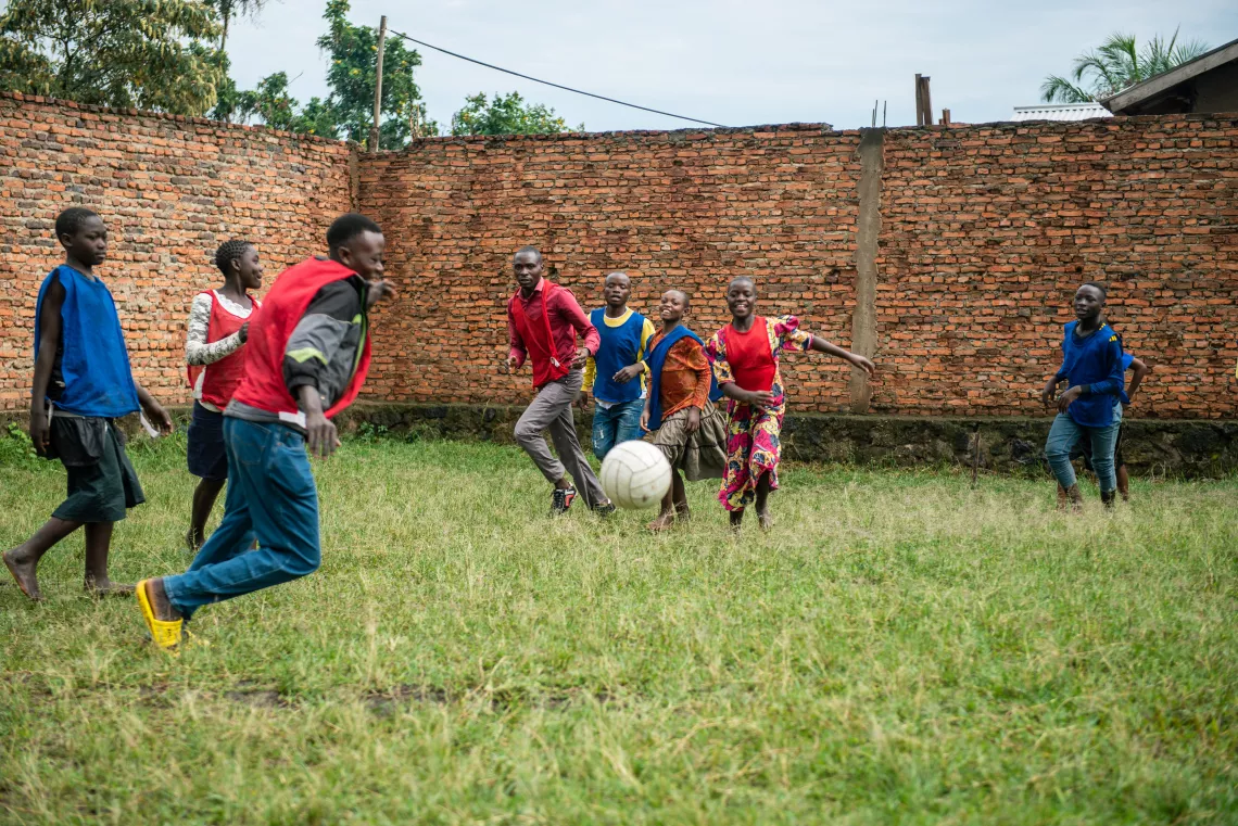 Des jeunes jouent au football.