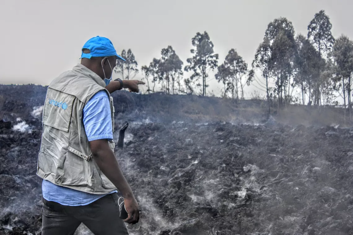 Un staff UNICEF sur de la lave refroidie