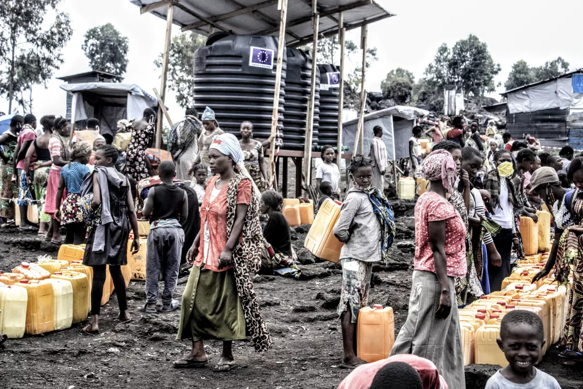 Des femmes devant un point d'eau 