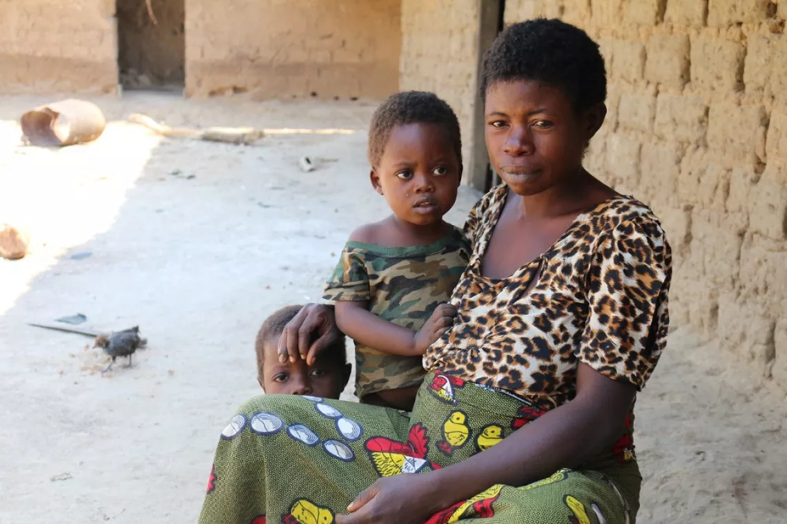 Une femme et son enfant