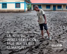 Un &eacute;l&egrave;ve visite son &eacute;cole apr&egrave;s avoir &eacute;t&eacute; inond&eacute;e.