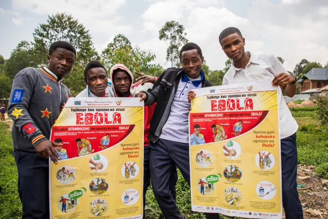 Des jeunes impliqu&eacute;s dans la lutte contre Ebola en RDC