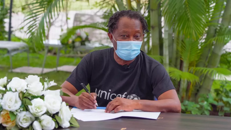 Lokua Kanza signe un document