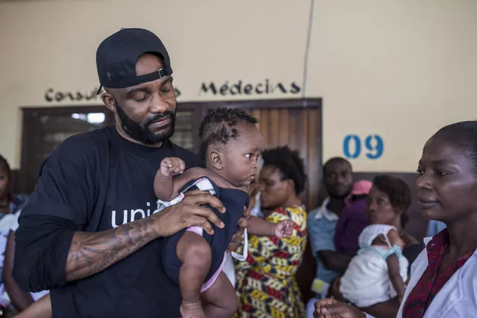 Fally Ipupa avec un enfant