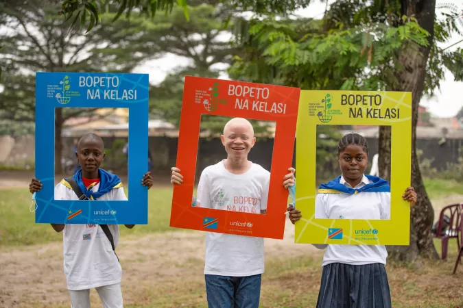 Trois &eacute;l&egrave;ves qui tiennent des cadres color&eacute;s