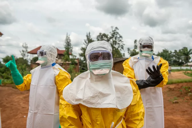 Un membre d'une &eacute;quipe de d&eacute;contamination en &eacute;quipement de protection