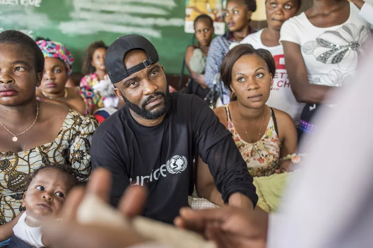 Fally Ipupa entoure de mamans dans un centre de sant&eacute;