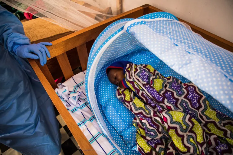 Un b&eacute;b&eacute; qui dort dans une cr&egrave;che soutenue par l'UNICEF