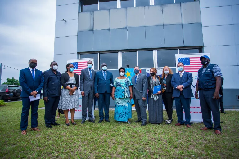 Photo de groupe &agrave; la fin de la visite guid&eacute;e de l&rsquo;entrep&ocirc;t de conservation des vaccins