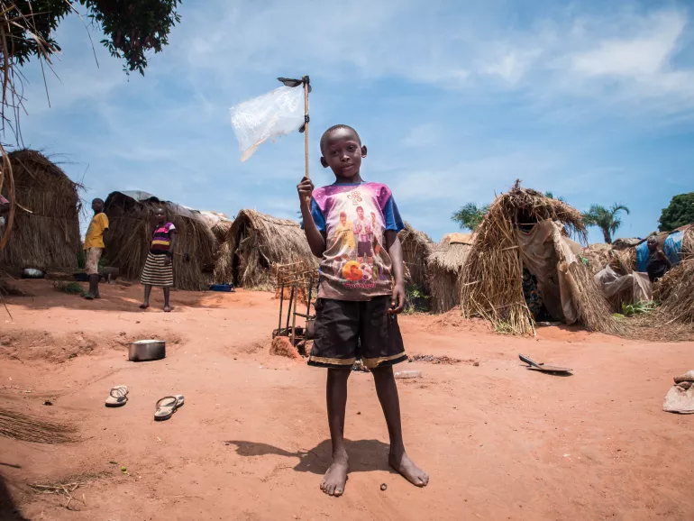 Un child with a white flag