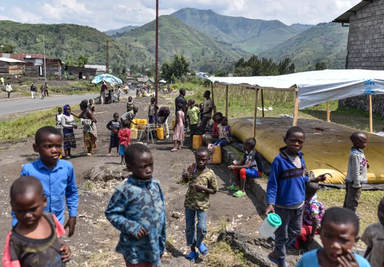 Des enfants autour d'un point d'eau install&eacute; par l'UNICEF