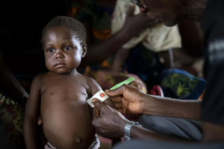 Un enfant qui se fait mesurer le p&eacute;rim&egrave;tre de la partie sup&eacute;rieure du bras